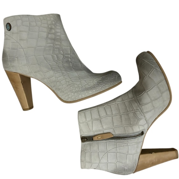 Grotesque size 7.5 (38 Euro) snake print 2 tone (intentional shading toes) GUC - Picture 1 of 16